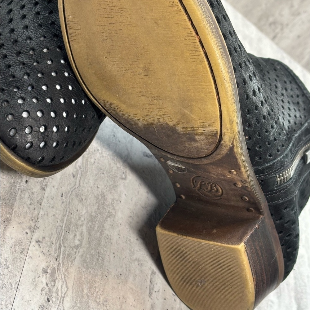 Lucky Brand Perforated Black Leather Ankle Zip Boots Booties 7M - Picture 8 of 8